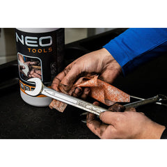 75pc Tub of Abrasive wipes for cleaning hands surfaces and tools